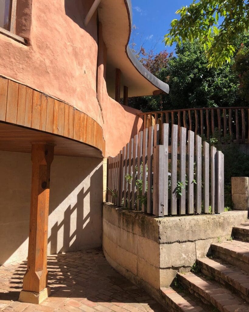 Hand-rendered earthen architecture harmonises with the landscape, embodying a deep, earth-centred connection to Country and nature-based learning.
